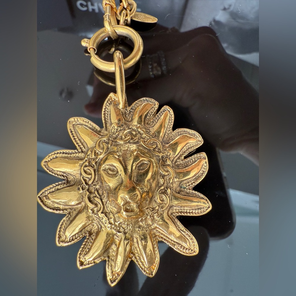 LOT 2269 24K gold plated CHANEL vintage lion head pendant necklace early 80s - Picture 3 of 8
